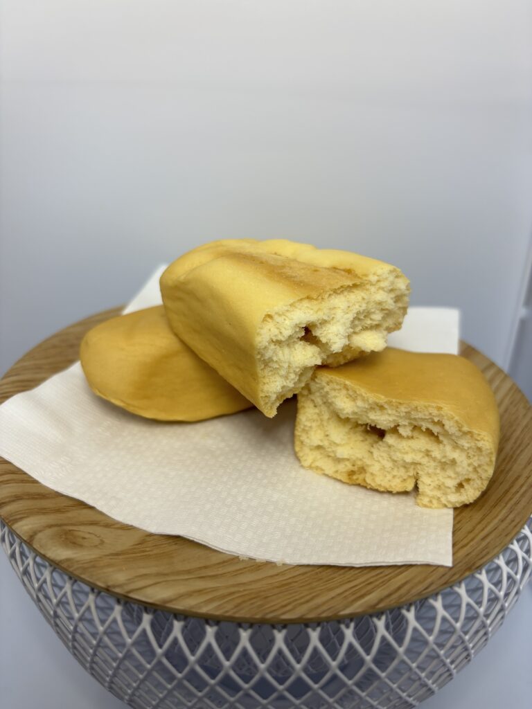 7年保存レトルト米粉パン プレーン味 中身2 半分に割った状態