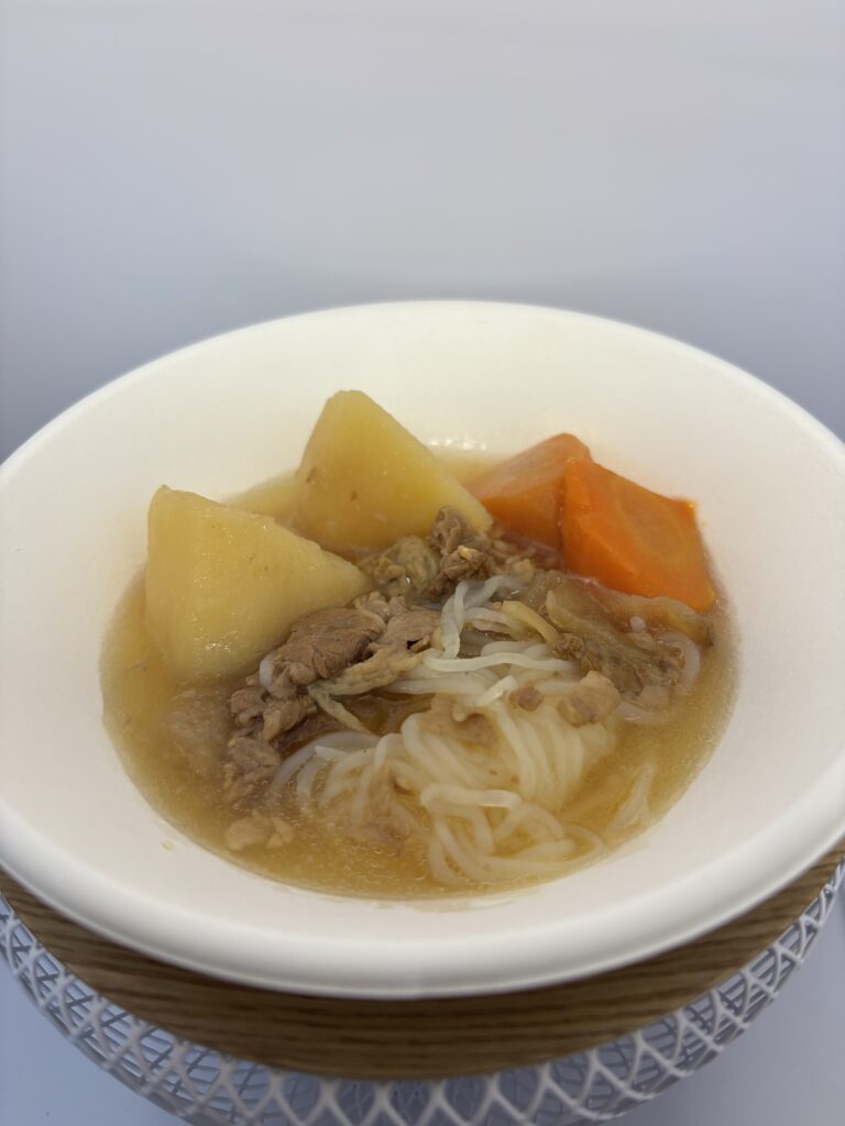 美味しい防災食肉じゃが 開封してお皿に移した図