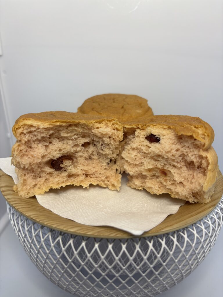 おからパン缶 ダブルベリー 中身 半分に割った状態