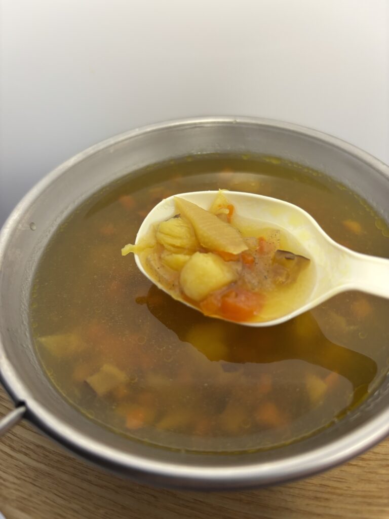 からだを想う野菜スープ 和風五目 容器に開けた図 スプーンですくった図