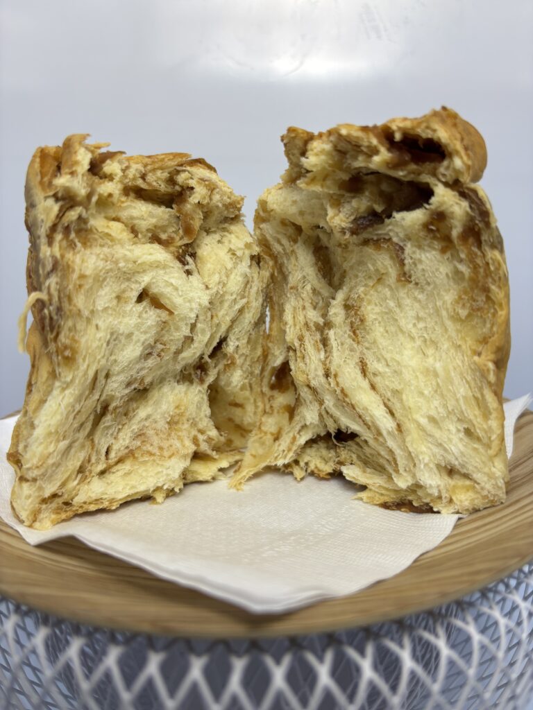 新・食・缶ベーカリーキャラメル 中身 半分に割った状態