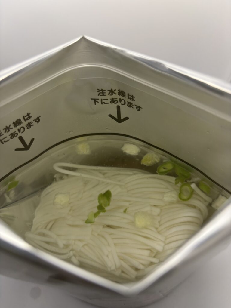 米粉でつくったカレーうどん お湯を入れたところ