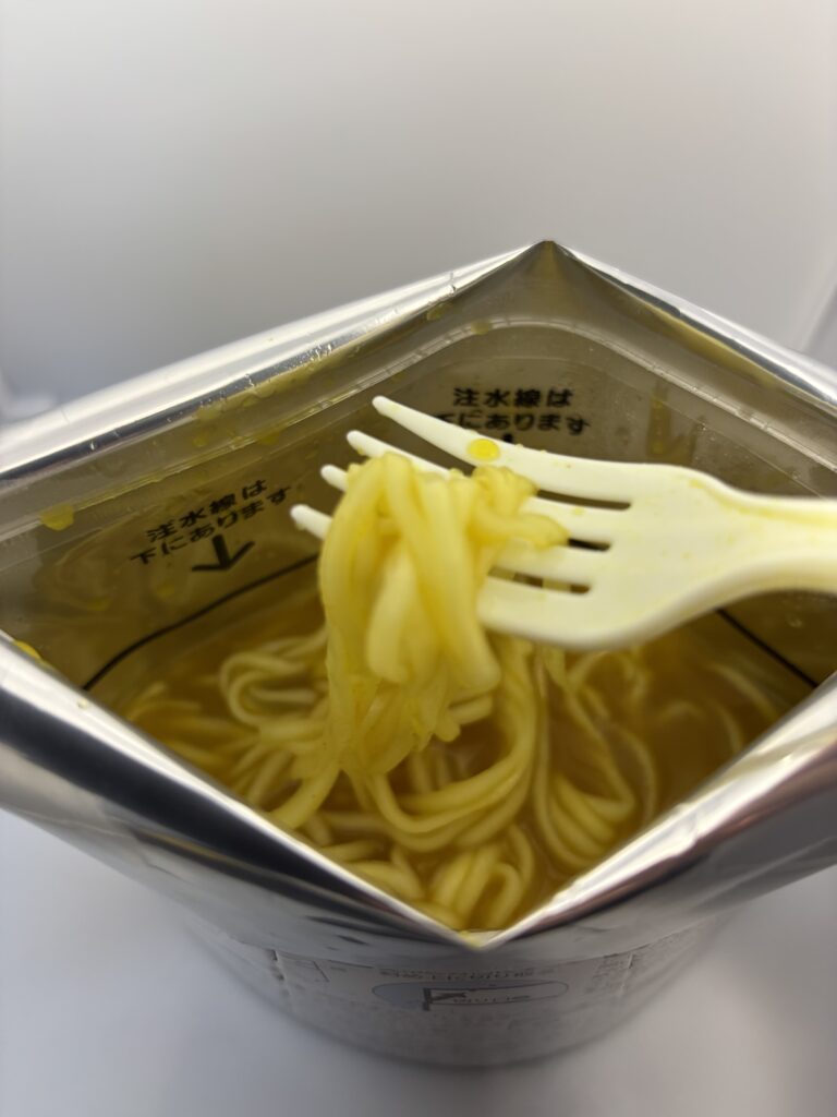 米粉でつくったカレーうどん フォークですくったところ