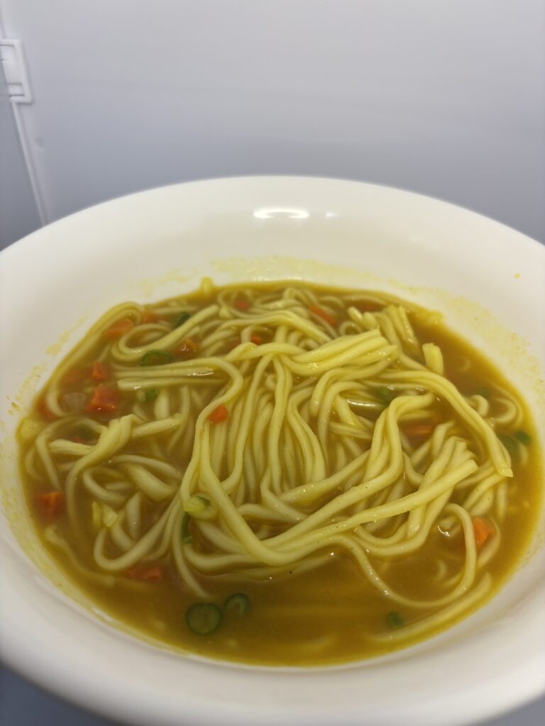 米粉でつくったカレーうどん 丼に入れたところ