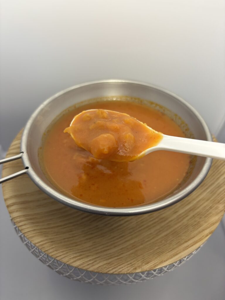 KAGOME 野菜たっぷりトマトのスープ スプーンですくったところ