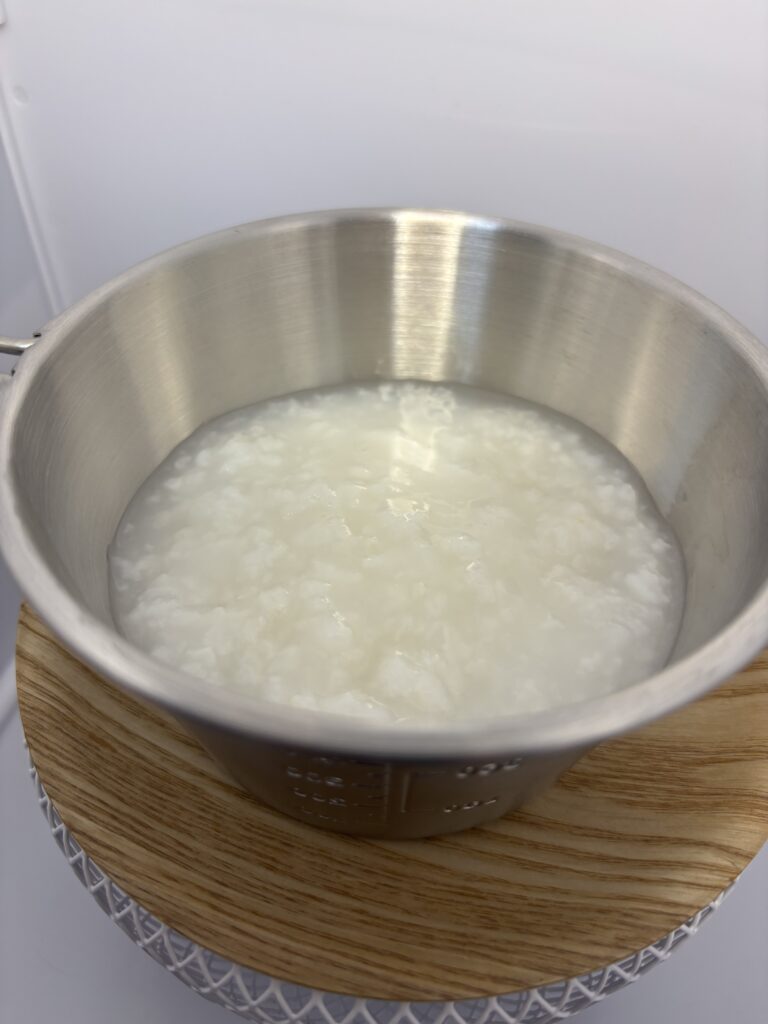 IZAMESHI 三島のゆかりとおかゆ 容器におかゆを入れたところ