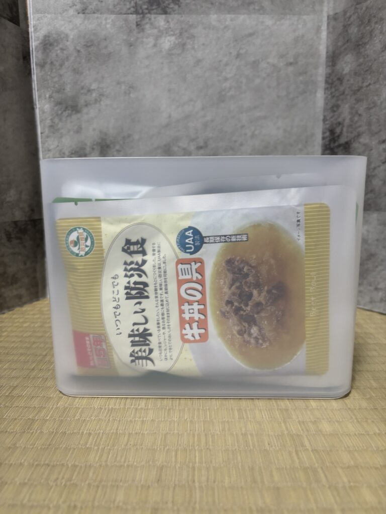 DAISO 積み重ねボックス 大・深型 縦長サイズのレトルト食品を横置きで入れた図1