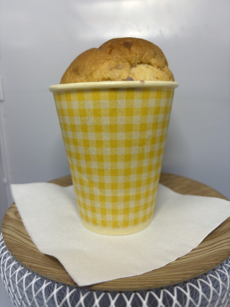 紙コップパン ストロベリー 中身1 紙コップに入った状態