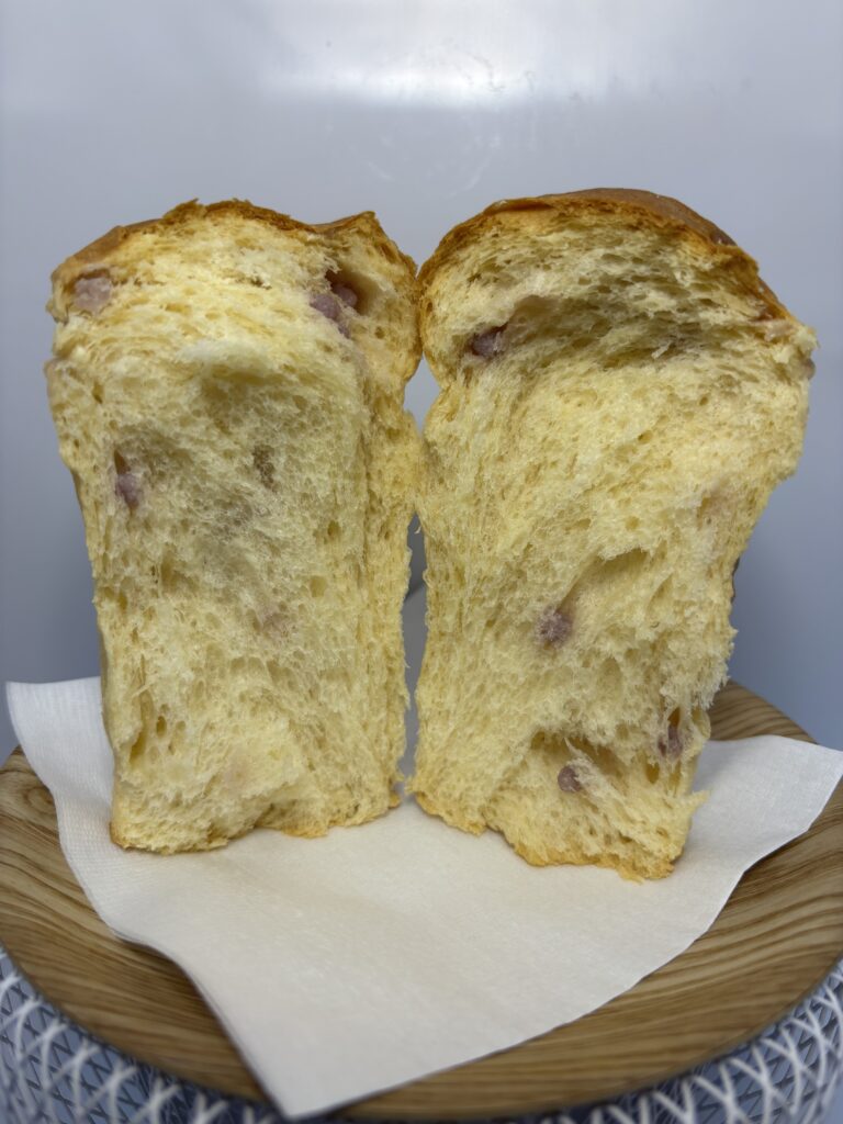 紙コップパン ストロベリー 中身3
半分に割った状態