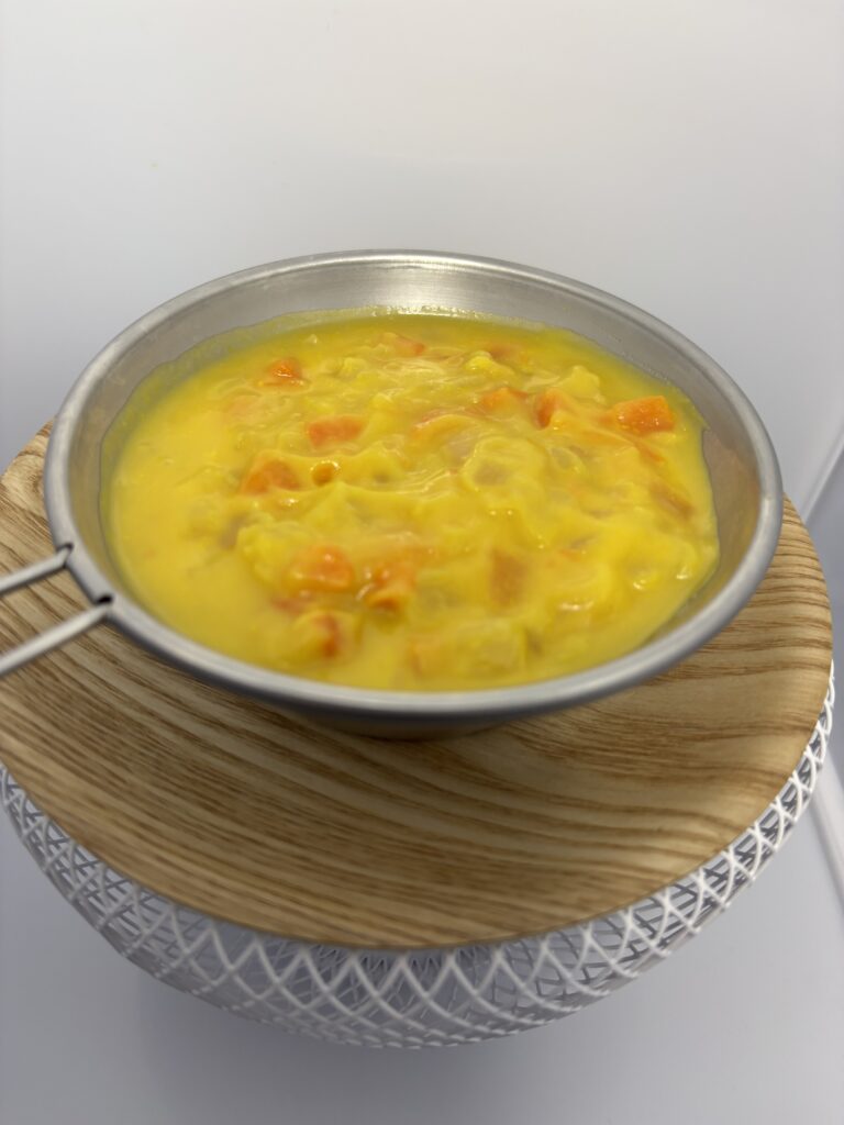 1/3日分の野菜を使った かぼちゃスープ 常温 中身をカップに移したところ