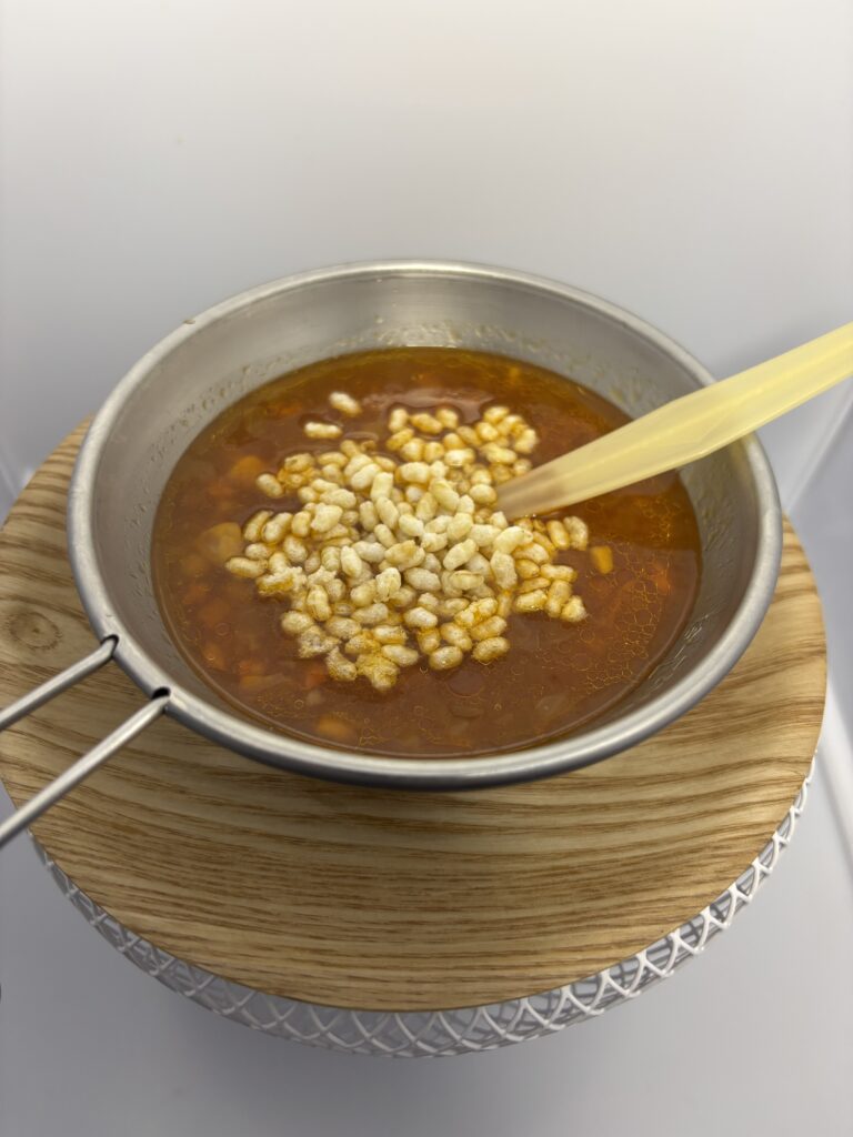 サクッとライス ミネストローネ 少量の玄米を乗せたところ
