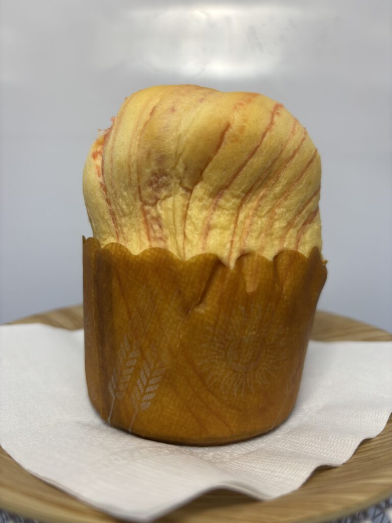 青空パン 7年保存缶詰パン いちご 中身を出したところ