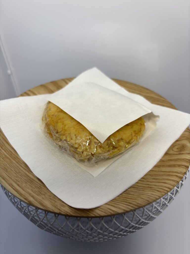 ハートフード 5年常温保存おにぎり カレー風味 中身を出したところ