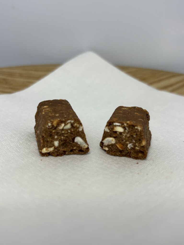 IZAMESHI OKASHI チョコバー 半分に割った状態