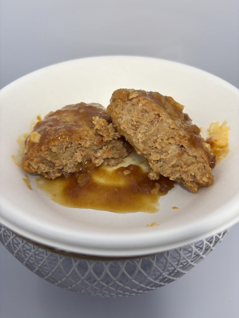 自衛隊員に人気!! 煮込みハンバーグ　常温半分に割った状態