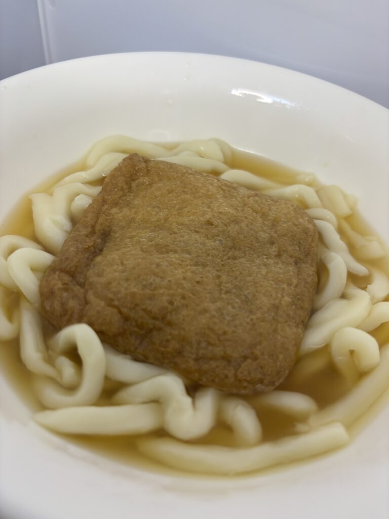 揚げ入りさぬきうどん 湯煎後丼に入れた図