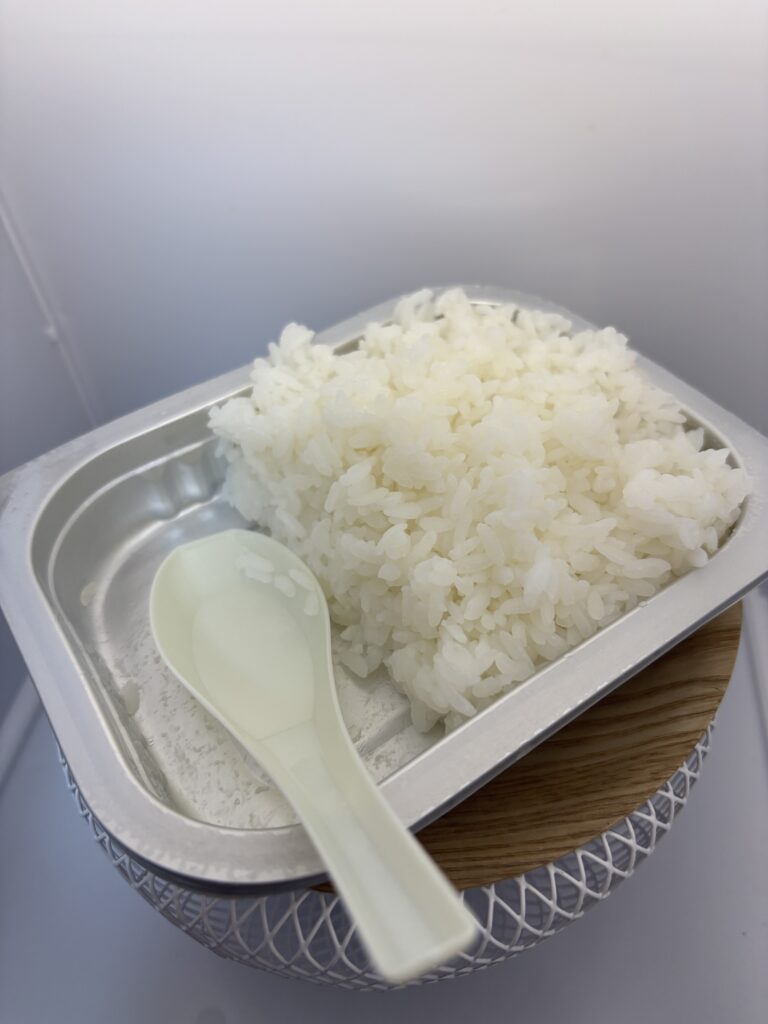 レスキューフーズ一食ボックス 和風ハンバーグライス ごはんを寄せる図