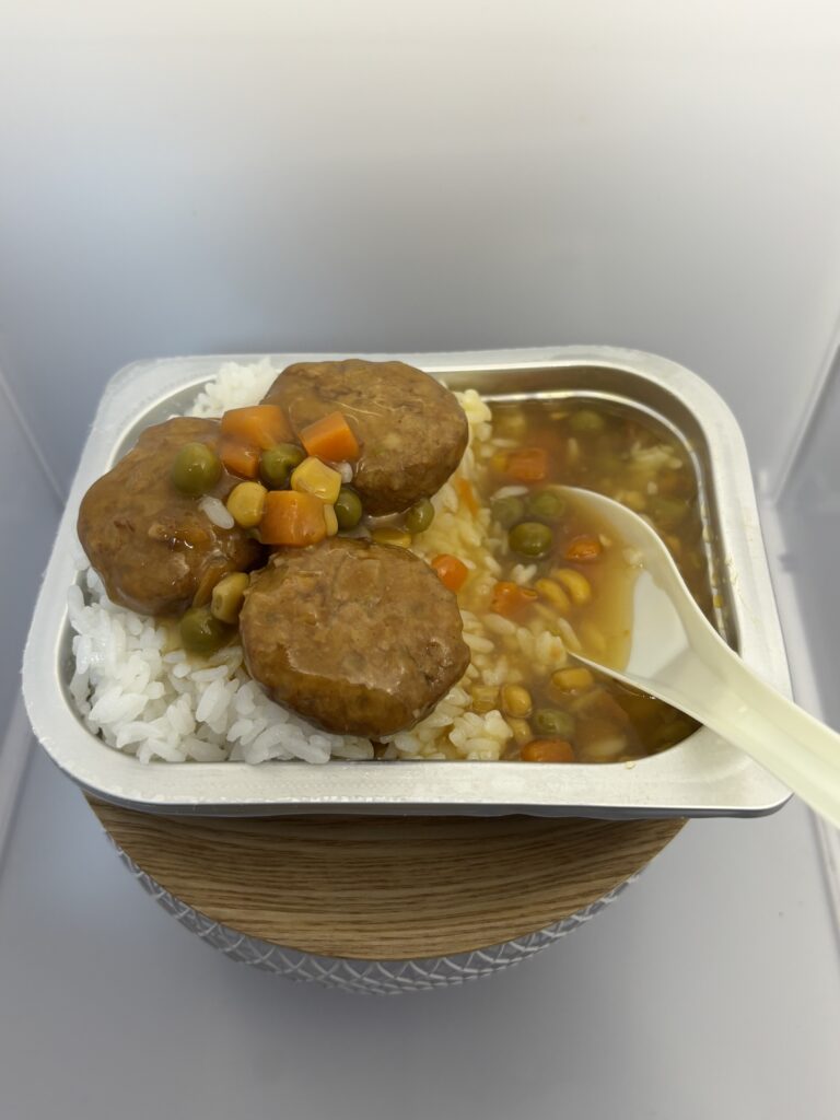 レスキューフーズ一食ボックス 和風ハンバーグライス ハンバーグをご飯に盛り付ける図