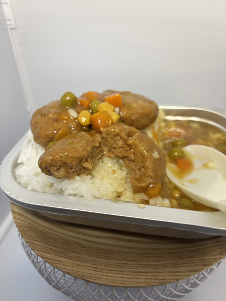 レスキューフーズ一食ボックス 和風ハンバーグライス ハンバーグを半分に割った状態