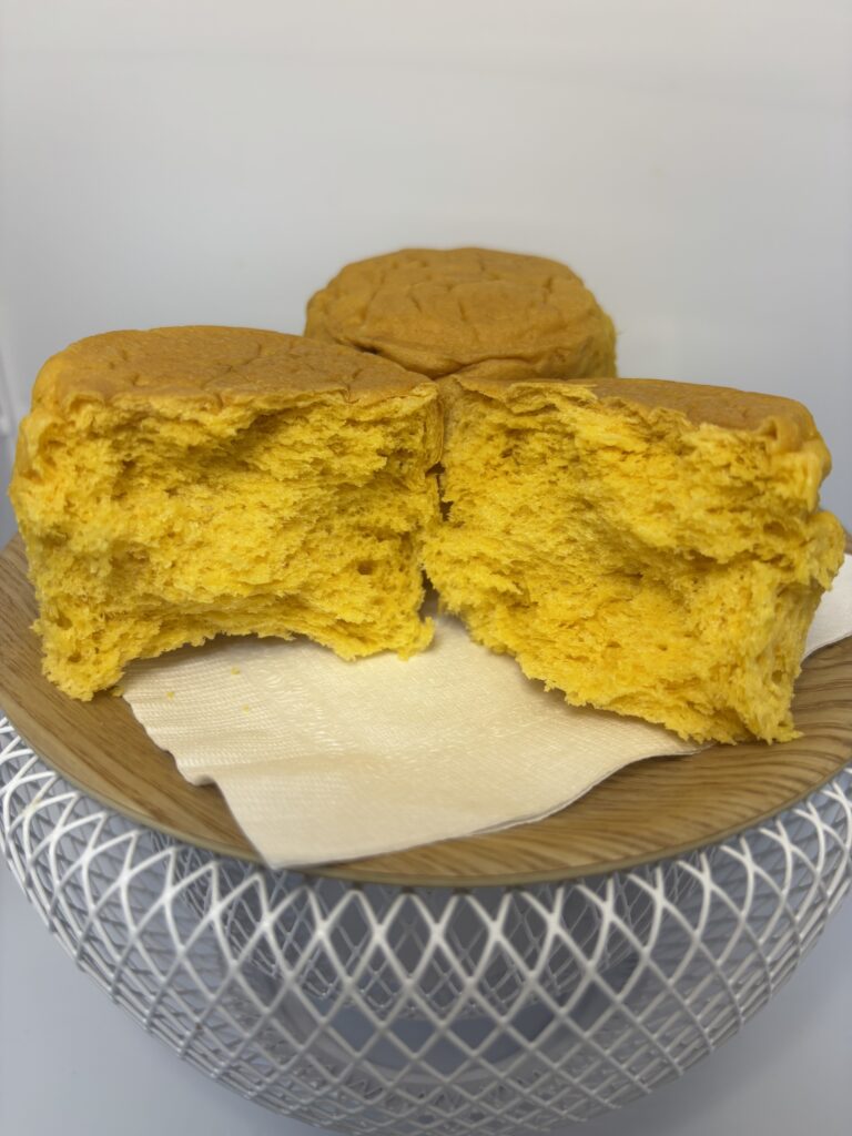 おからパン缶　マンゴー　半分に割った状態