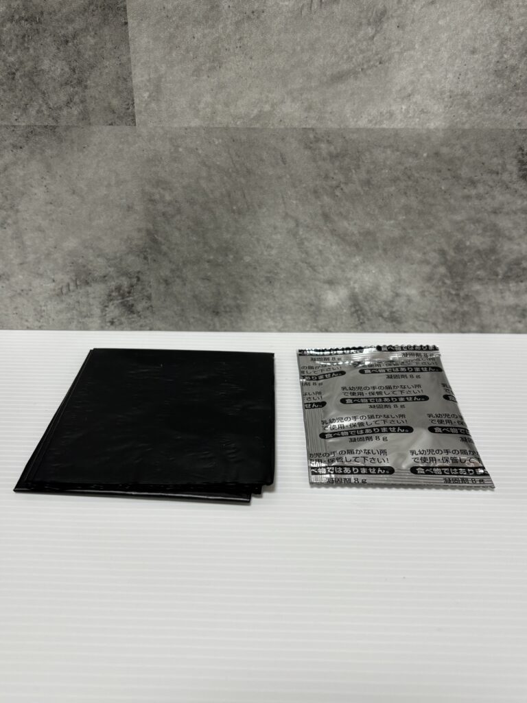 DAISO 非常用簡易トイレ 中身を出したところ