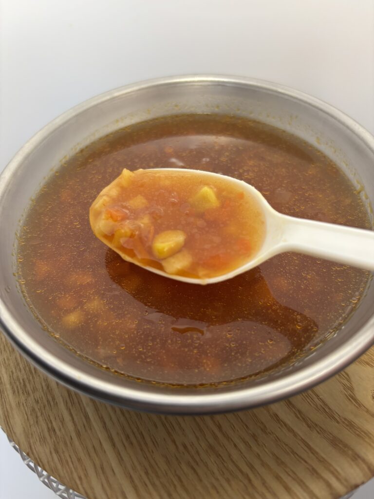 からだを想う野菜スープ ミネストローネ 中身を出したところ スプーンですくった図