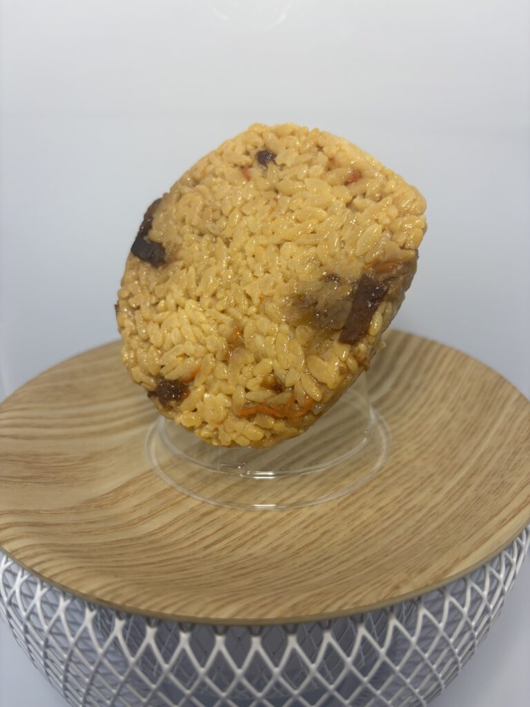 もっちりつや炊きおにぎり 五目　中身　フィルムをはがした図