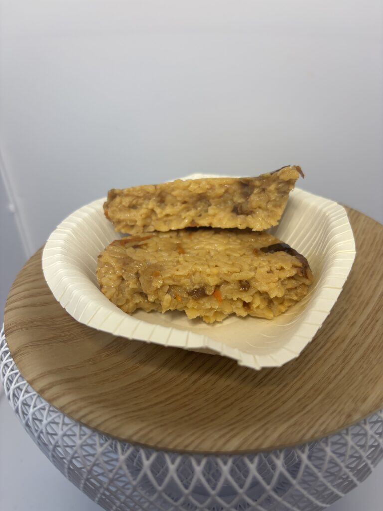 もっちりつや炊きおにぎり 五目　半分に割った状態