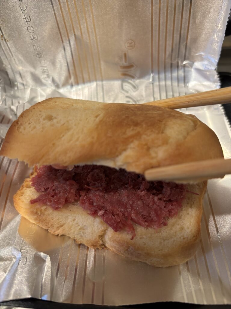 パンとコンビーフをホットサンドメーカーで焼く