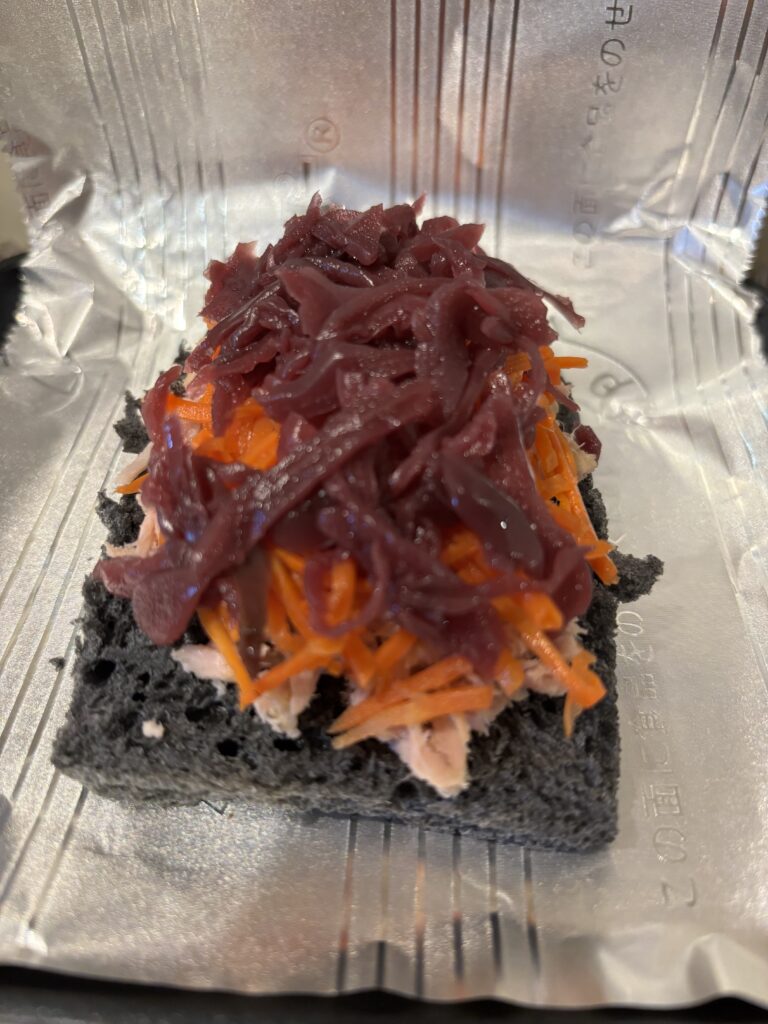 パンにツナ・にんじん・レッドキャベツを乗せる