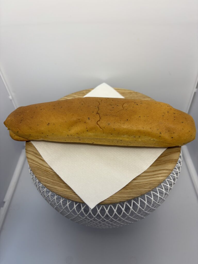 LLF（ロングライフフーズ） しっとりコッペパン 紅茶味　中身を出したところ