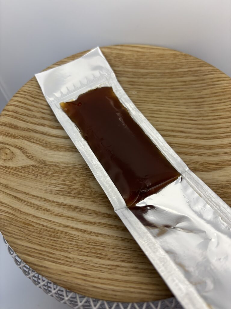 FREEats (フリーツ) いちごようかん　個包装　中身を出したところ