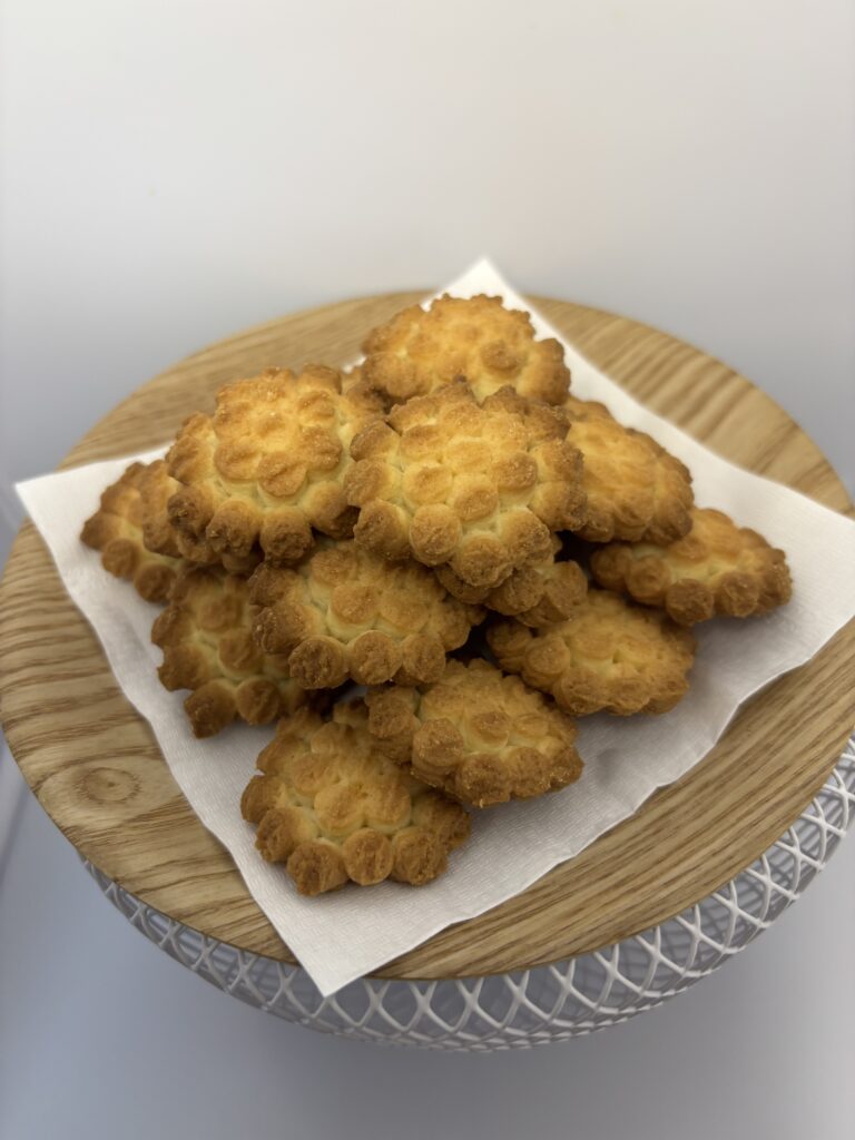 3年おいしい神戸のクッキー　メープル　中身を出したところ