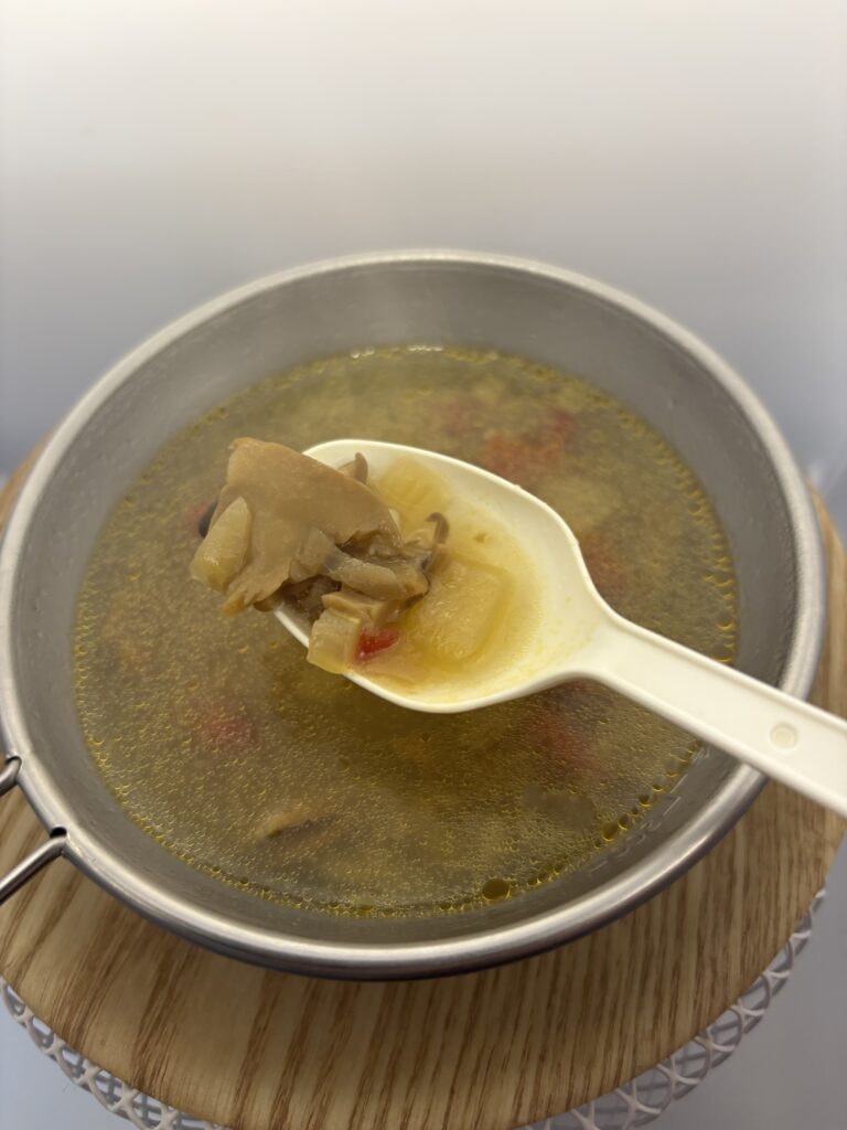 KAGOME 野菜たっぷりきのこのスープ　加熱　中身を出したところ　スプーンですくう