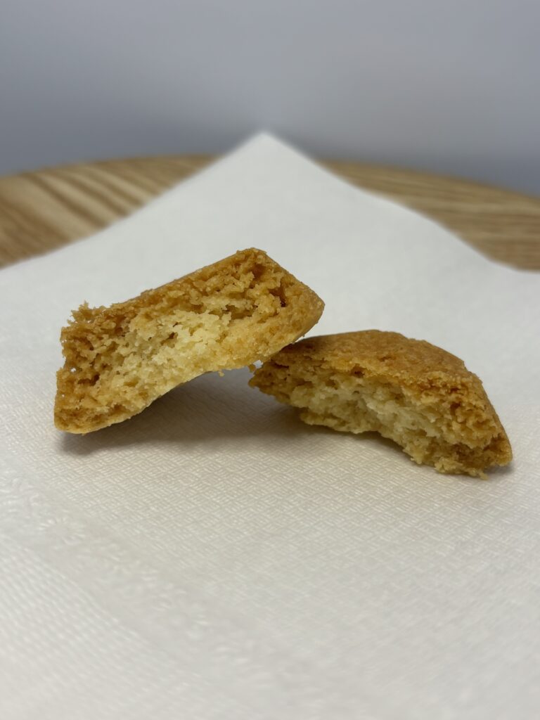 防災スイーツ バニラガレット　中身　半分に割った状態
