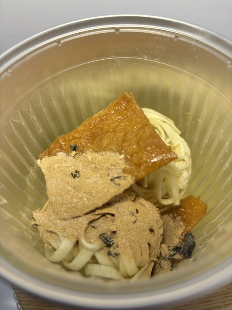 IZAMESHI おだしじんわりきつねうどん 具入れ