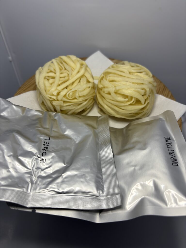 IZAMESHI おだしじんわりきつねうどん 賞味期限当月　中身を出したところ