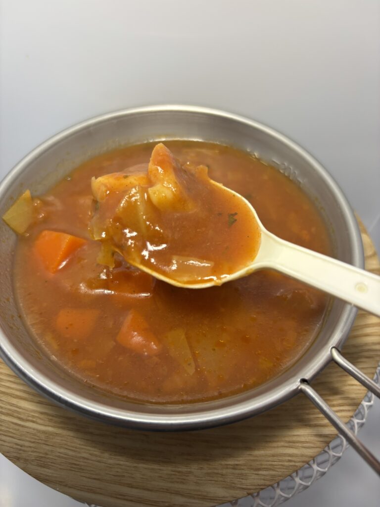 無印良品 1/3日分の野菜を使った トマトスープ 中身を出したところ スプーンですくった図