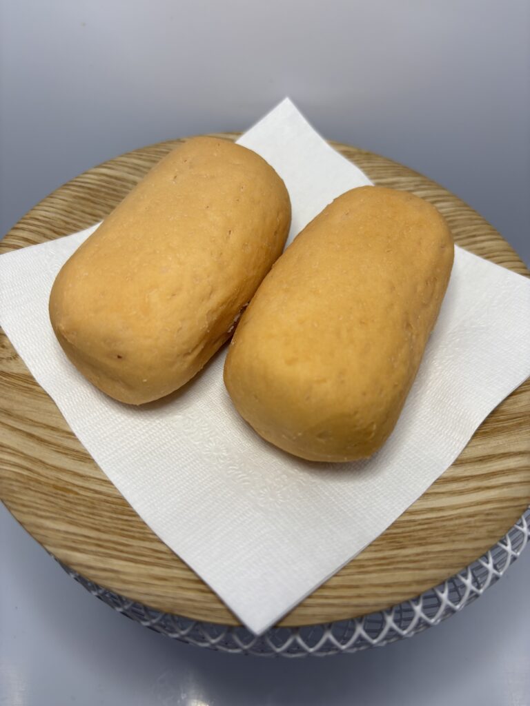 7年保存レトルト米粉パン ストロベリー味　中身を出したところ