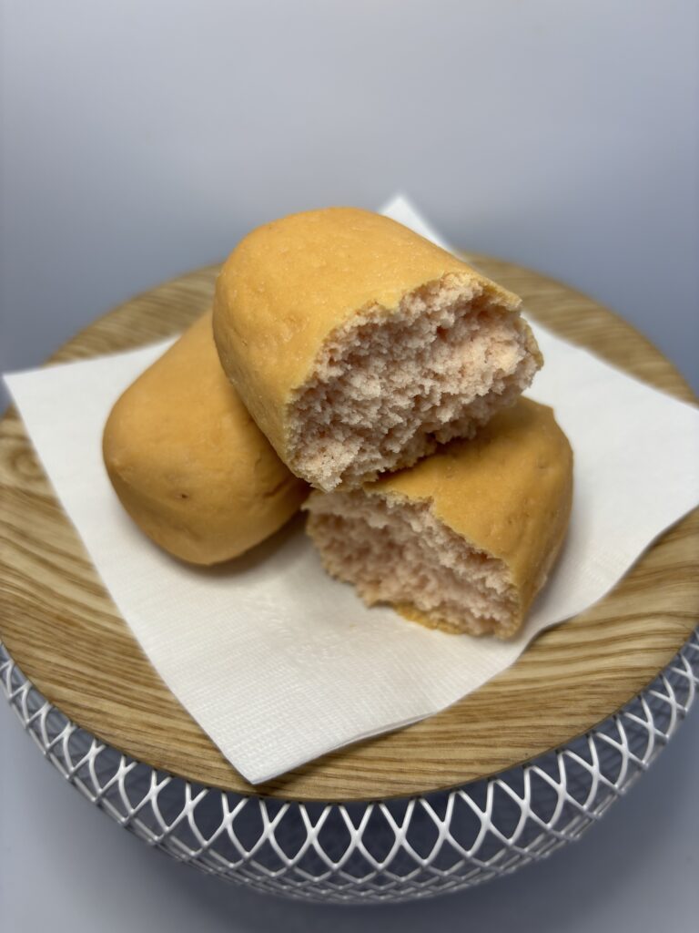 7年保存レトルト米粉パン ストロベリー味　半分に割った状態