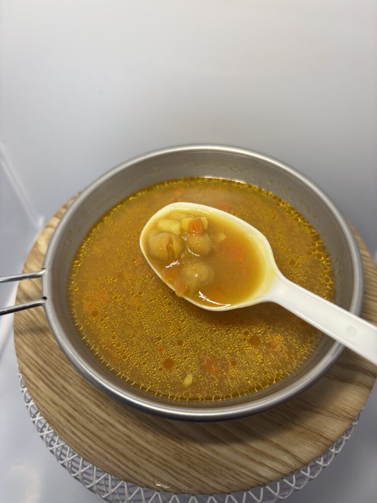 からだを想う野菜スープ ひよこ豆カレー　常温　スプーンですくった図