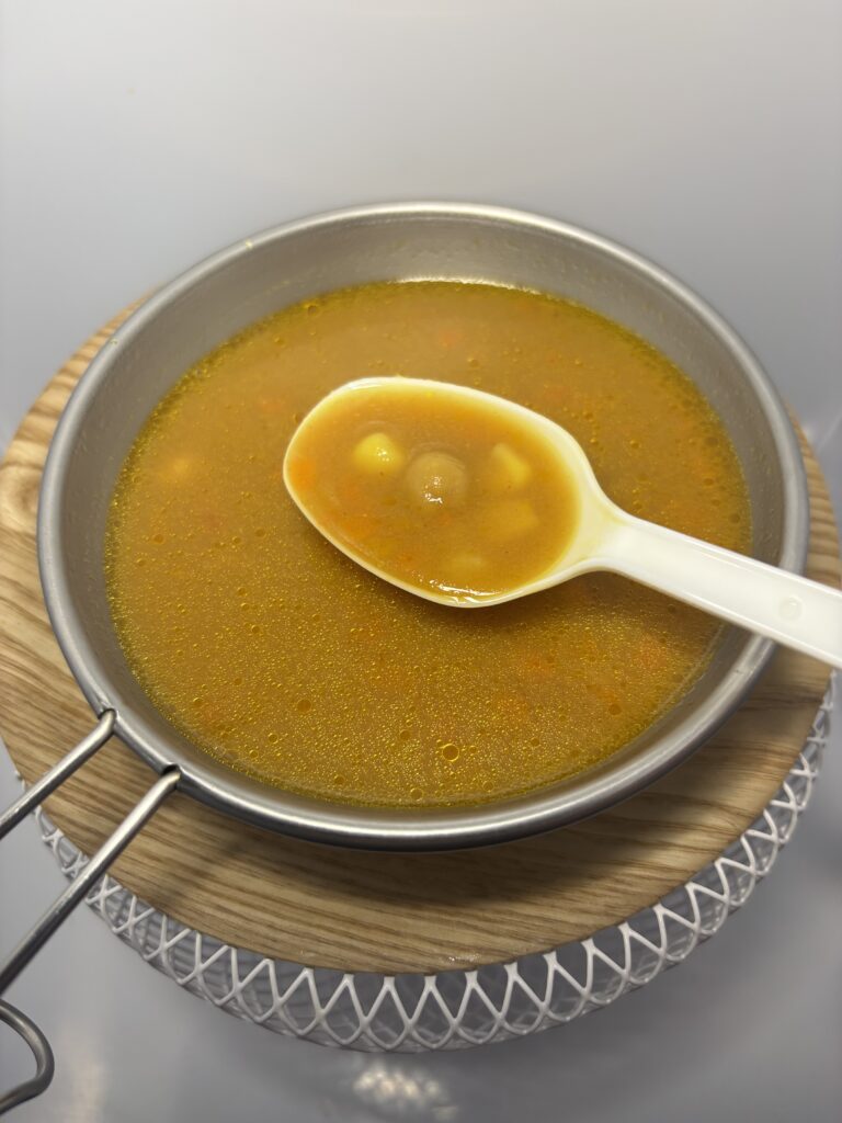 からだを想う野菜スープ ひよこ豆カレー　加熱　スプーンですくった図