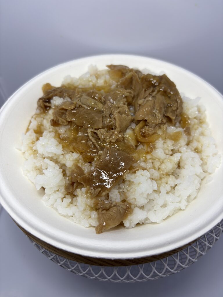 アスザックフーズ 水戻し牛丼の素　熱湯調理　ご飯に乗せた図