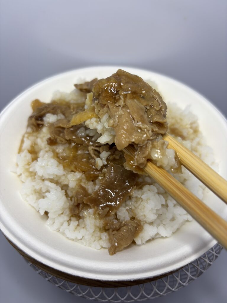 アスザックフーズ 水戻し牛丼の素　熱湯調理　ご飯に乗せた図　拡大
