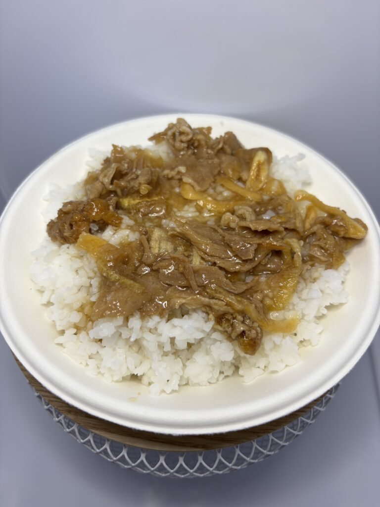 アスザックフーズ 水戻し牛丼の素　水調理　ご飯に乗せた図