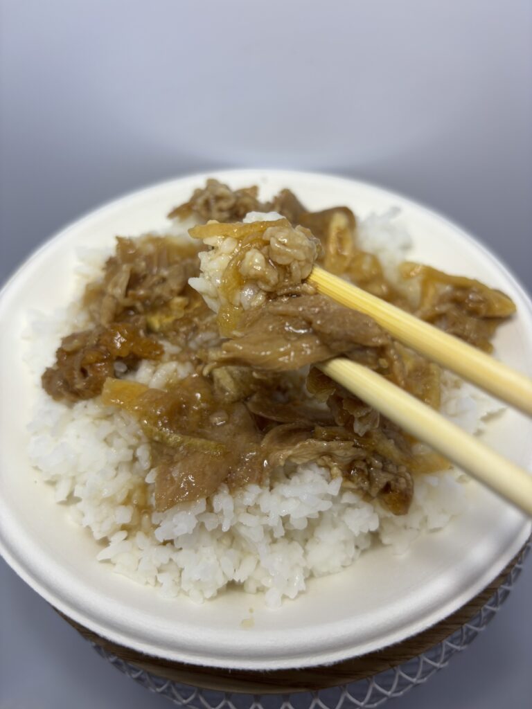 アスザックフーズ 水戻し牛丼の素　水調理　ご飯に乗せた図　拡大