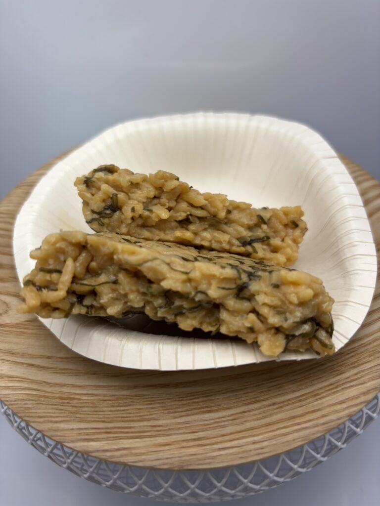 もっちりつや炊きおにぎり こんぶ 半分に割った状態