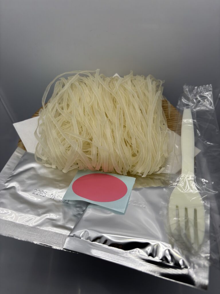 お米でできた麺で食べる米めんシリーズ うどん味　中身を出したところ