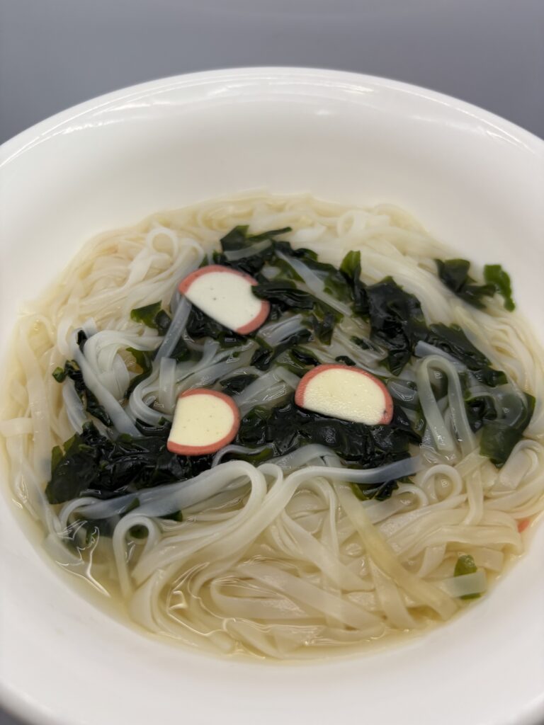 お米でできた麺で食べる米めんシリーズ うどん味　調理後丼に移しました
