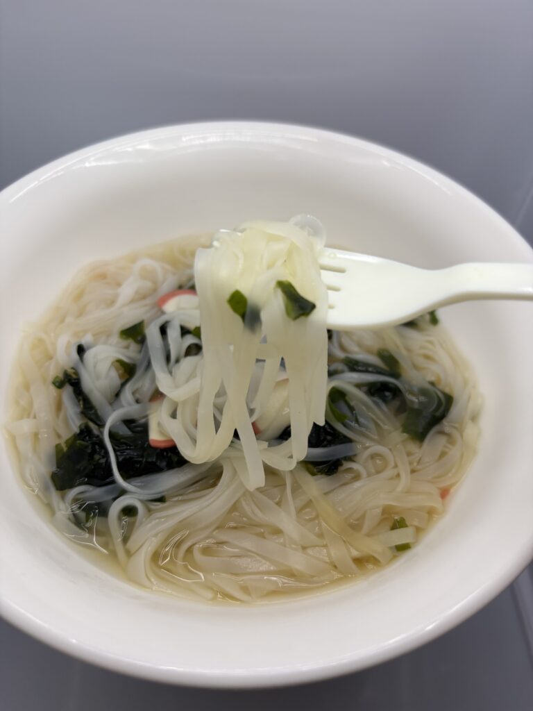 お米でできた麺で食べる米めんシリーズ うどん味　調理後　麺アップ